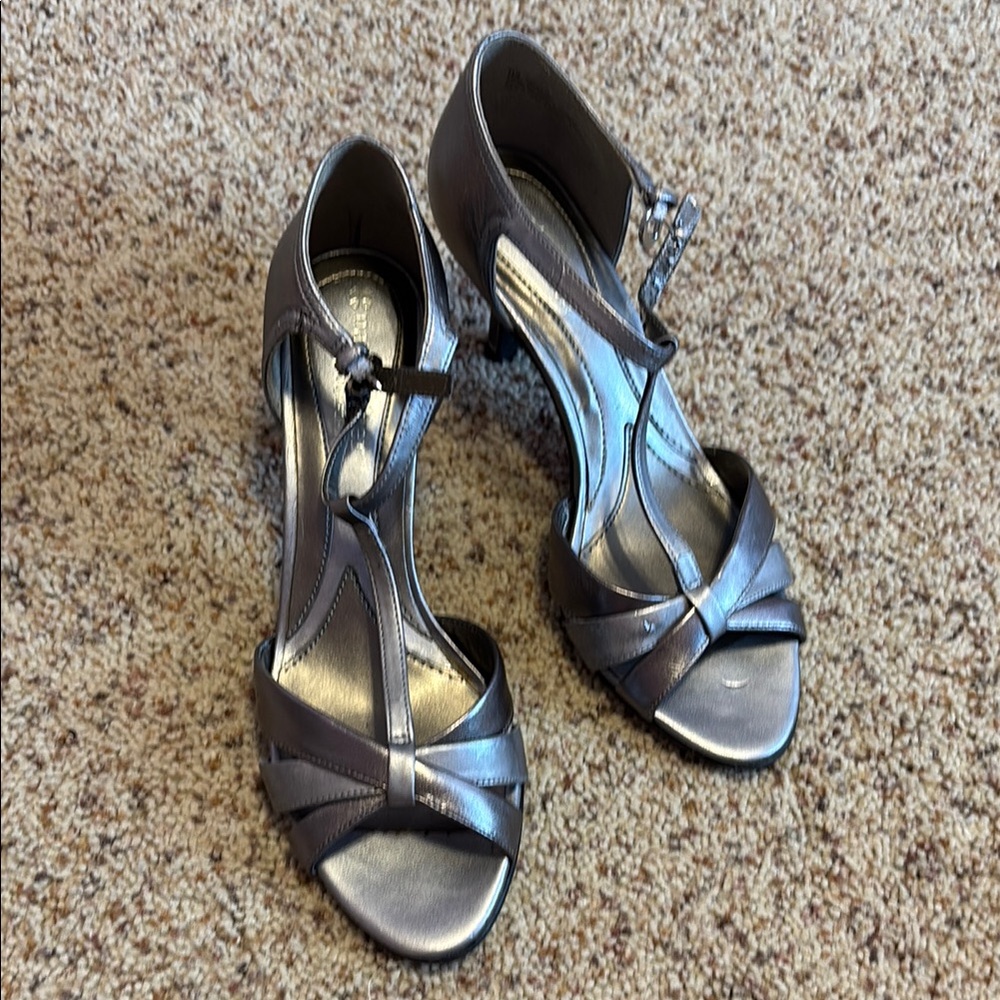 Naturalizer Elegant Silver Women's Sandals T-Strap Classy Retro Theatre